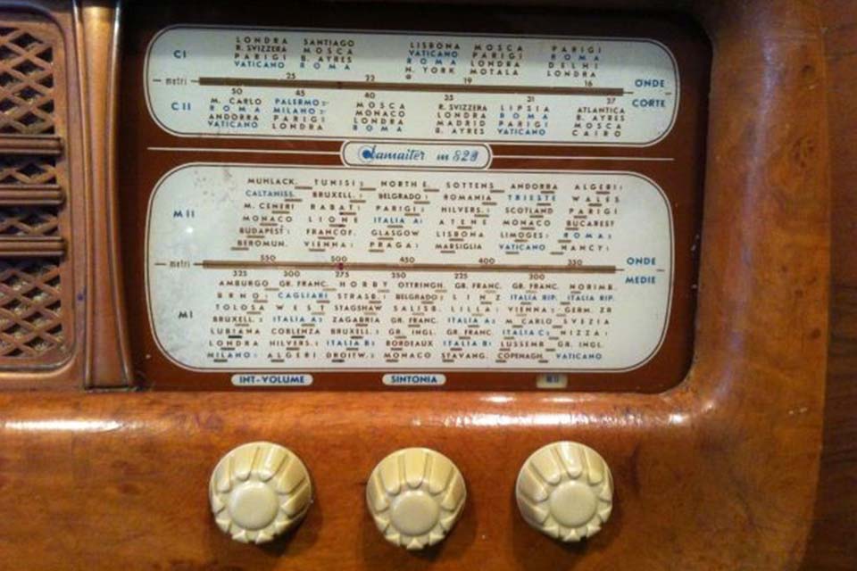Esperienze di Restauro Radio Epoca di Claudio Sicollo